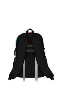 Mochila negra con correas acolchadas y bolsillos laterales de malla, que presenta un diseño impreso colorido en la parte frontal. Forma compacta y rectangular.