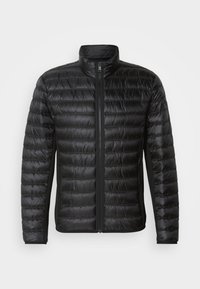 Sort pufferjakke med lynlås foran, høj krave og horisontalt quiltet mønster. Har sidelommer og en glat, shiny overflade.