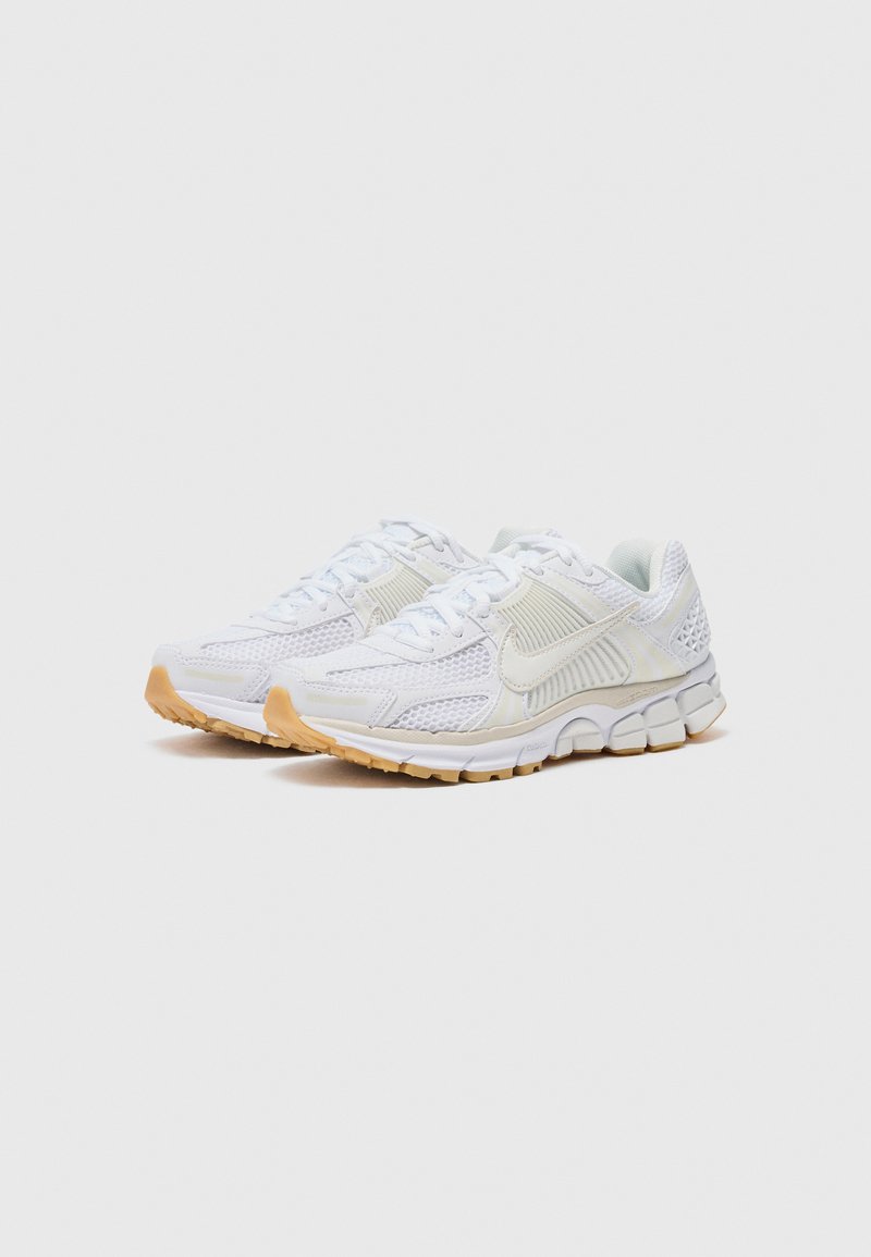 Nike Sportswear ZOOM VOMERO 5 - Tenisky - white phantom summit/white gum/brown