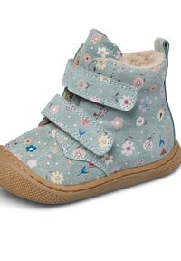 Stivale in suede blu-verde con motivo floreale, dotato di due cinturini in velcro, una morbida fodera color crema e una suola in gomma con una superficie texturizzata.
