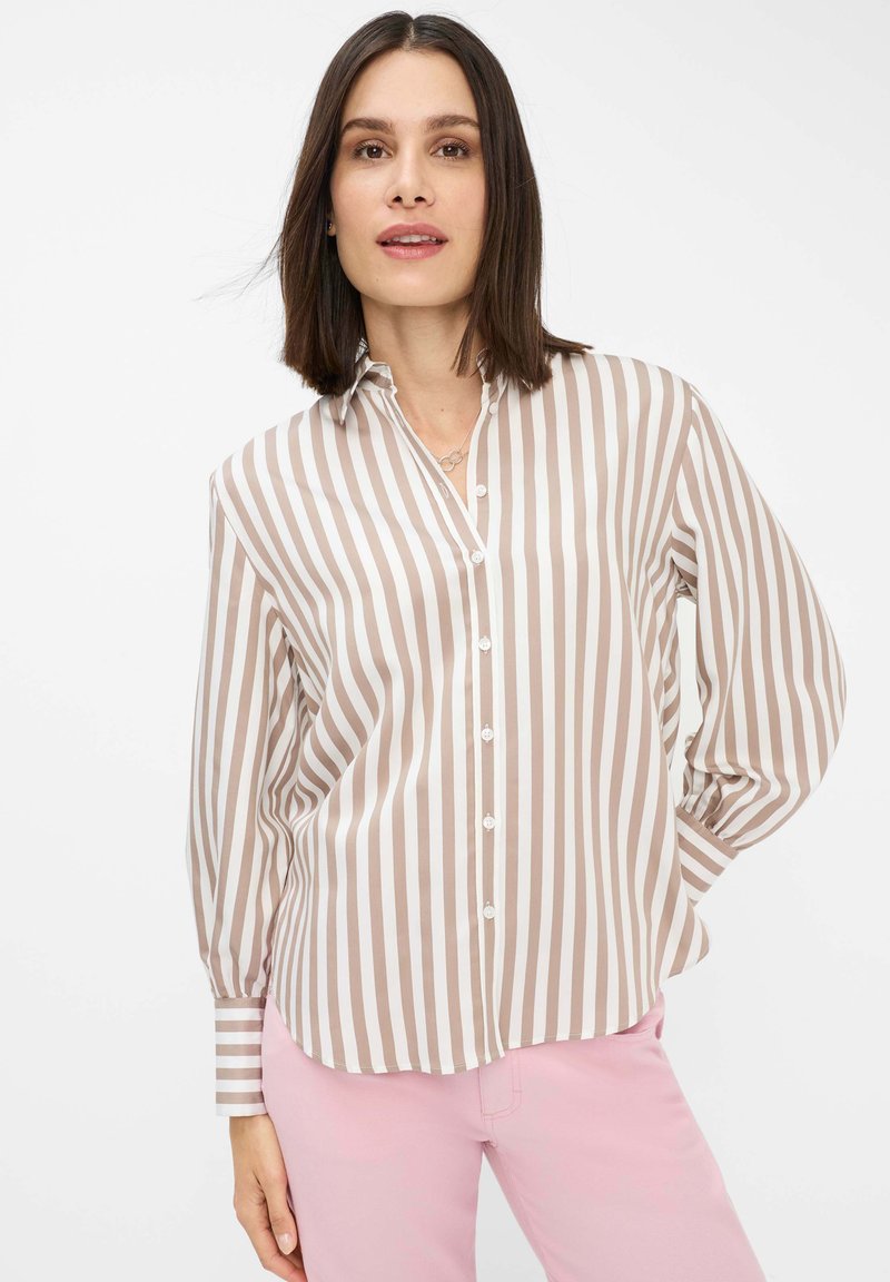 Camicia button-up a righe beige e crema, con colletto, maniche lunghe e orlo curvo. Tessuto liscio con una leggera lucentezza.