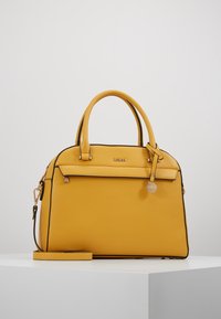 Żółta skórzana torebka o strukturalnym kształcie, z górnymi uchwytami i odczepianym paskiem na ramię. Zawiera złote akcenty i detal z logo.