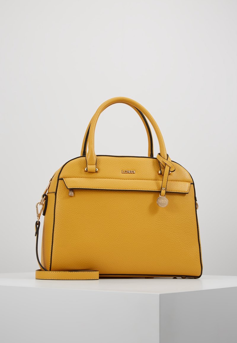 Żółta skórzana torebka o strukturalnym kształcie, z górnymi uchwytami i odczepianym paskiem na ramię. Zawiera złote akcenty i detal z logo.