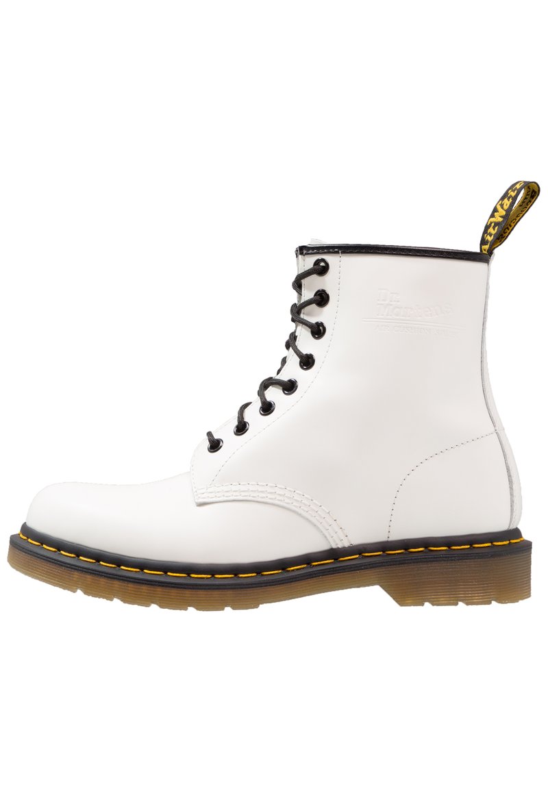 Stivaletto bianco in pelle con lacci neri, cuciture gialle e un cinturino per il tallone. Texture liscia con una forma della punta arrotondata.