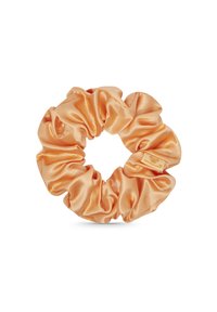 Satin-Haargummi in zartem Pfirsichton, mit einem gerafften Design und glatter Textur. Enthält ein kleines Brand-Tag.