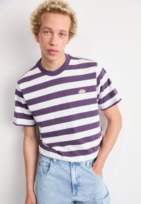 Dickies RIVERGROVE TEE - Marškinėliai su spaudiniu - plum perfect