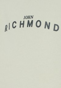 Jasno kolorowa bawełniana koszulka z wyraźnym czarnym napisem: "JOHN RICHMOND" na piersi, wykonanym dwoma różnymi stylami czcionki.