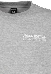 Grauer Sweatshirt mit Rundhalsausschnitt. Enthält weißen Text: "URBAN EDITION", "THE SUBLEVEL CLOTHING BRAND" und "ONLY THE REAL ONES."