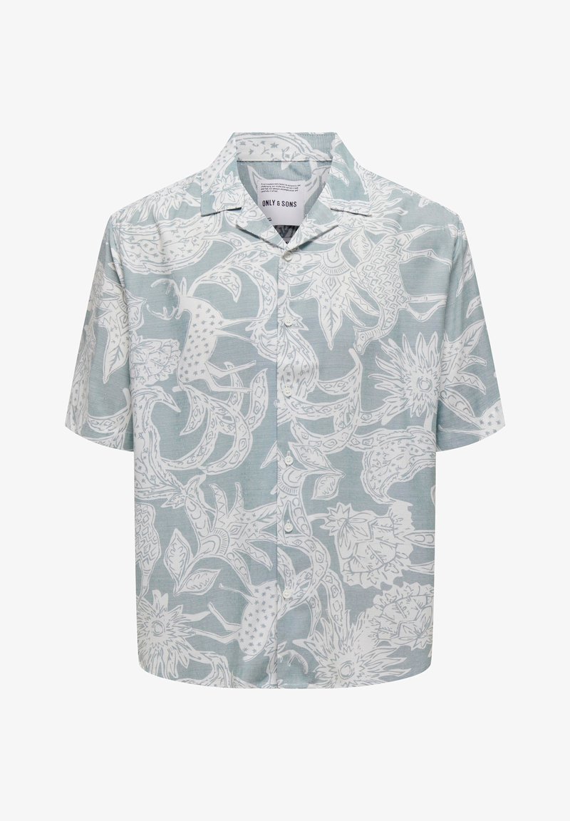 Camisa de manga corta azul claro con patrones florales y de animales en blanco, con cierre de botones en la parte delantera y un diseño de cuello estándar. Textura de tela ligera.