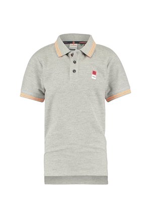 Jasnoszara koszulka polo z krótkim rękawem, z pomarańczowo-paskowanym kołnierzykiem i mankietami, plisą na trzy guziki oraz małą czerwoną naszywką z logo na lewej piersi.