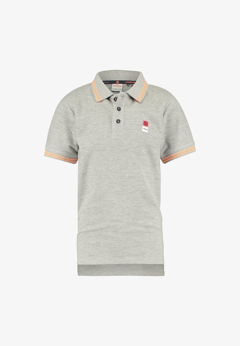 Polo à manches courtes gris clair avec col rayé orange et poignets de manches, patte à trois boutons, et petite écusson logo rouge sur la poitrine gauche.