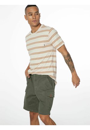 Lichtbeige gestreepte t-shirt met bruine strepen, met een zakdetail, gecombineerd met olijfgroene cargo shorts met zijzakken en een gestructureerde stof.