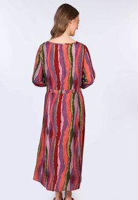 Maxikleid mit einer Mischung aus lebhaften Farben in wellenförmigen Mustern, aus leichtem Stoff mit langen Ärmeln und tailliertem Bund.