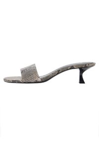 Sandale cu toc, cu un model imprimat în piele de șarpe, având o curea lată și un toc subțire de culoare neagră. Suprafață texturată și design elegant.