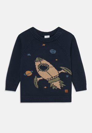 Marineblå strikkegenser med rakettmotiv, med beige og grønne detaljer, omringet av fargerike planeter. Ribbet halslinning og mansjetter.