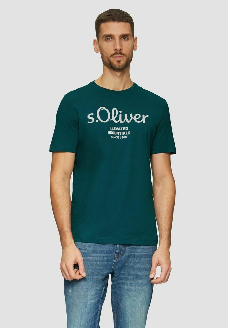T-Shirts aus Baumwolle in Teal mit rundem Halsausschnitt, kurzen Ärmeln und einem weißen s.Oliver-Logo mit dem Text "ELEVATED ESSENTIALS SINCE 1969."