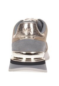 Bottines en beige, gris et rose doré métallique avec un col rembourré et le logo « MK » à l'arrière.