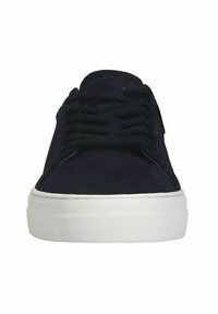 Sneaker in camoscio blu con suola in gomma bianca, vista frontale, caratterizzata da lacci piatti e design a punta rotonda. Stile semplice e minimalista.