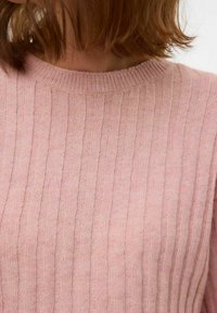 Różowy sweter z ribbingu, z okrągłym dekoltem, miękką teksturą i subtelnymi wariacjami kolorystycznymi w całym materiale.