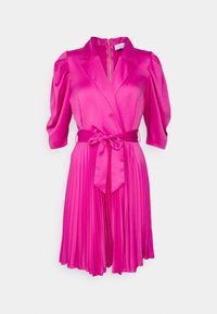Robe en satin rose avec un corsage ajusté, une jupe plissée et une taille ceinturée. Présente des manches bouffantes et un col avec une fermeture éclair à l'avant.