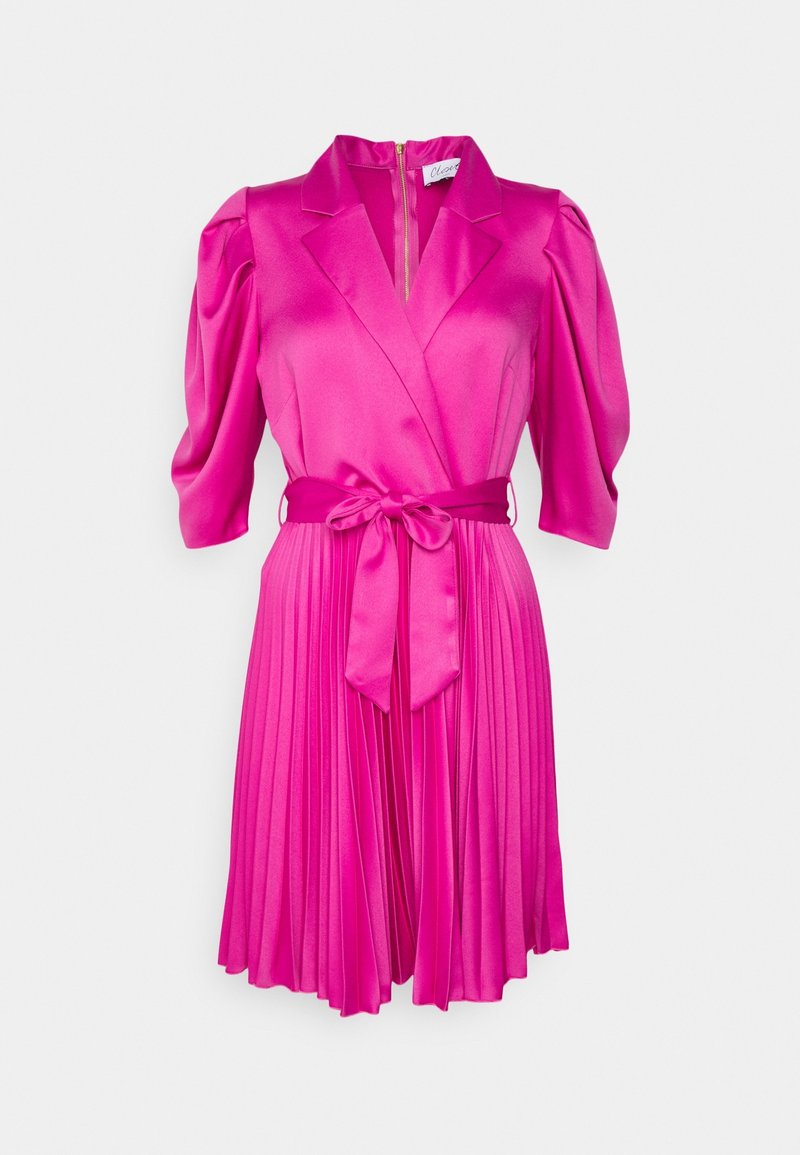 Robe en satin rose avec un corsage ajusté, une jupe plissée et une taille ceinturée. Présente des manches bouffantes et un col avec une fermeture éclair à l'avant.