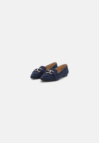 Ballerine in suede blu navale con punta affusolata, caratterizzate da un dettaglio in metallo dorato sulla tomaia e un tacco basso.