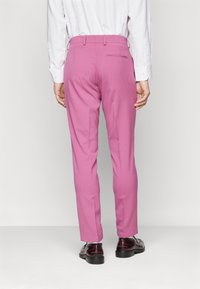 Isaac Dewhirst THE FASHION SUIT SET - Odijelo - deep rose