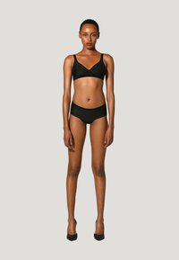 Svart bh och matchande hipsterunderkläder i mjuk tyg. Bh:n har en V-halsdesign med breda band och sömlös finish.