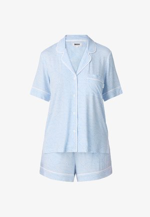 Haut de pyjama bleu clair à manches courtes avec col et poche, assorti à un short avec un motif géométrique blanc.