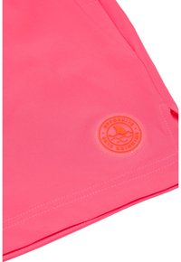 Ryški rožinės spalvos maudymosi šortai su oranžiniu apvaliu logotipu ir kontrastingais siūlų akcentais. Lygus paviršius ir pritaikytas siluetas.