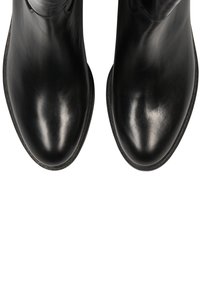 Botine negre din piele cu un finisaj neted, vârf rotunjit și talpă din cauciuc. Nu prezintă hardware sau modele vizibile.