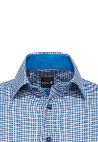 Camicia a maniche corte con motivo a quadri blu e bianchi, dotata di un colletto blu a contrasto, chiusura con bottoni frontale e una texture di tessuto morbida.