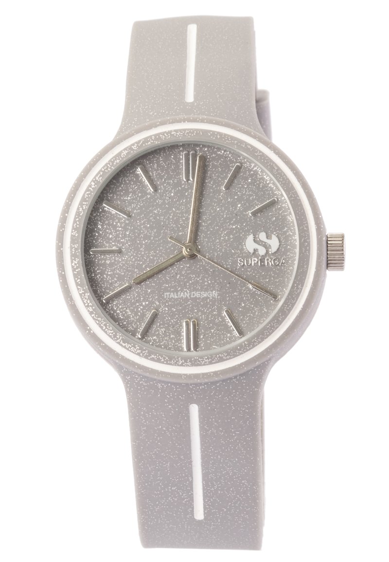 Reloj redondo gris con una textura brillante, marcadores de hora plateados y un acento blanco en la correa. Presenta una corona de metal cepillado.