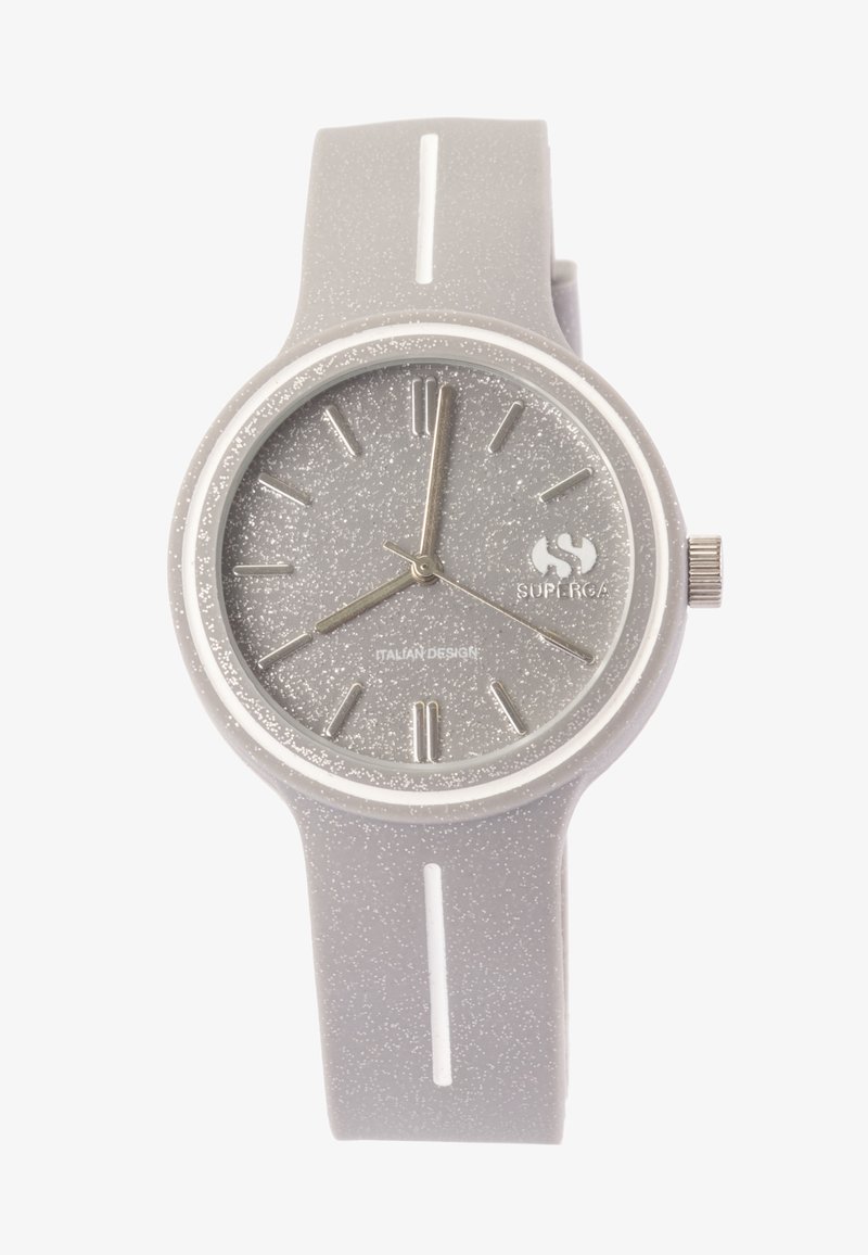 Reloj redondo gris con una textura brillante, marcadores de hora plateados y un acento blanco en la correa. Presenta una corona de metal cepillado.