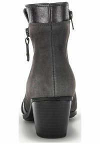 Graue Wildleder-Stiefelette mit einem schwarzen Lederakzent oben, seitlichem Reißverschluss und einem stabilen Blockabsatz. Strukturierte Oberfläche auf dem Wildleder.