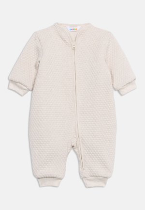 Grenouillère pour bébé en maille texturée couleur crème, à manches longues, avec des poignets côtelés et une fermeture éclair à l'avant s'étendant jusqu'aux ouvertures des jambes.