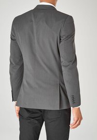 Grauer Blazer aus glattem Stoff mit taillierter Passform. Verfügt über einen Doppelvent im Rücken und vier Knopfdetails an jedem Ärmel.