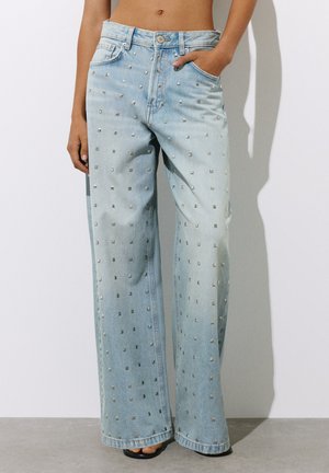 PULL&BEAR, STUDS - BAGGY JEANS - Jean baggy - light blue