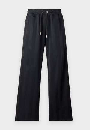 Pantalon noir à jambes larges avec taille élastique et cordon, présentant une texture subtile à rayures verticales et des poches latérales.