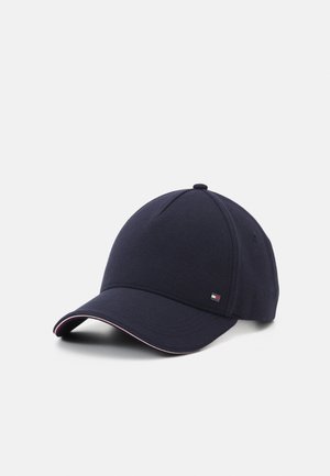 Mørkeblå baseballkasket med buet skygge, lille logo på siden og diskret rød og hvid kant langs skyggekanten.