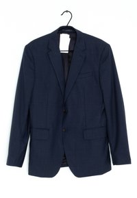 Marinblå blazer i strukturerad textil. Två framfickor, en bröstficka och två knappar. Hänger från en svart galge.