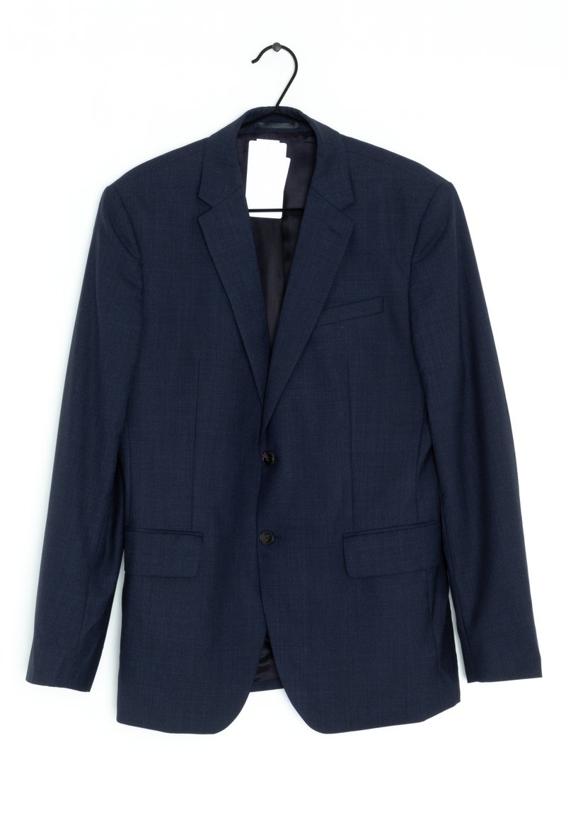 Marinblå blazer i strukturerad textil. Två framfickor, en bröstficka och två knappar. Hänger från en svart galge.