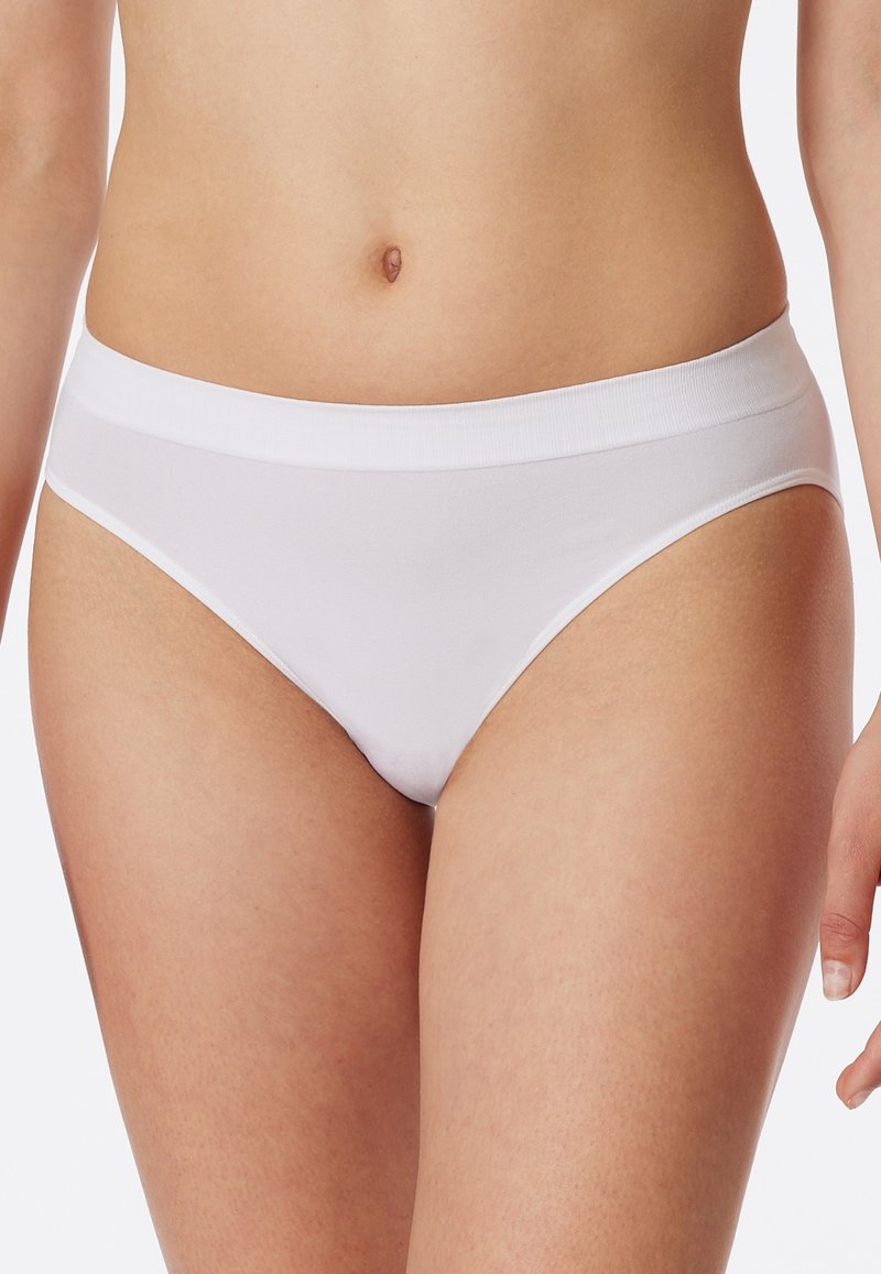 Baltie kokvilnas bikini apakšbikses ar mīkstu, elastīgu jostu, gludu tekstūru un minimālas seguma dizainu. Nav rakstu vai akcentu.