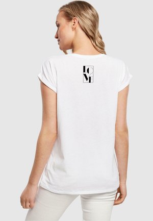 Weißes T-Shirt mit kurzen Ärmeln, das ein schwarzes grafisches Textdesign im oberen Rückenbereich aufweist. Der Stoff wirkt weich und hat eine lockere Passform.