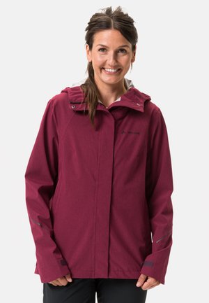 Giacca impermeabile bordeaux con cappuccio, dotata di zip frontale a lunghezza completa, dettagli riflettenti e polsini regolabili. Texture del tessuto liscia.