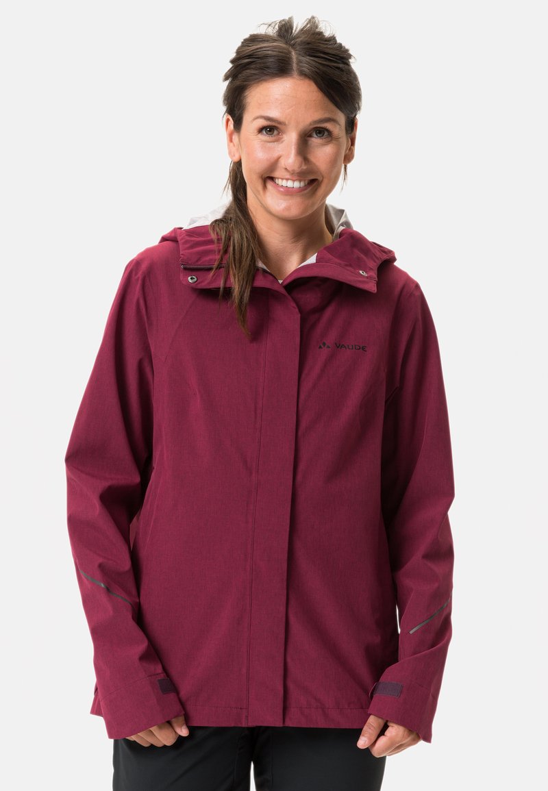 Giacca impermeabile bordeaux con cappuccio, dotata di zip frontale a lunghezza completa, dettagli riflettenti e polsini regolabili. Texture del tessuto liscia.