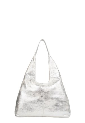 Grand sac à main hobo en métal argenté avec une surface légèrement texturée et une seule anse d'épaule, présenté sur un fond blanc.
