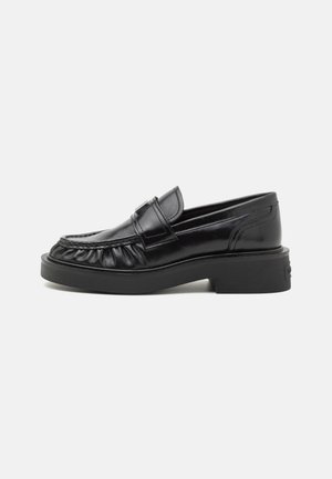 Mocassins en cuir noir avec un design plissé, un bout arrondi et une semelle plateforme épaisse avec un léger talon. Détails matériels minimalistes.