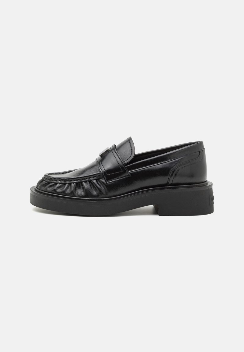 Mocassins en cuir noir avec un design plissé, un bout arrondi et une semelle plateforme épaisse avec un léger talon. Détails matériels minimalistes.