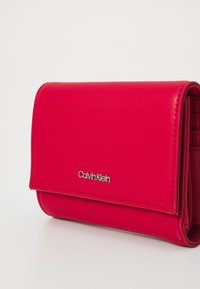 Calvin Klein MUST TRIFOLD ZIP - Novčanik - scarlet sage